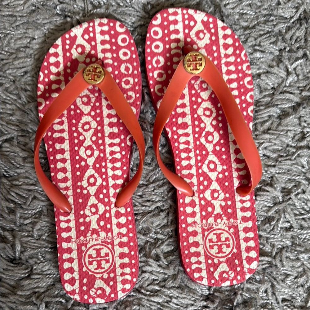 Tory Burch orange ivory patterned  T in gold flip flops sandals size 10